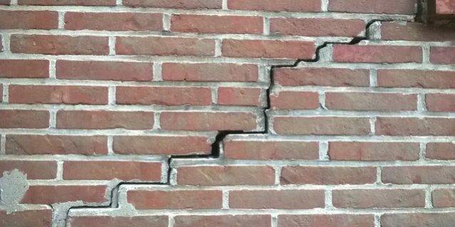 Example of cracks on brick house 